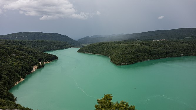 Lac de Vouglans (PNR du Haut-Jura) Photograph: Annick Monnier