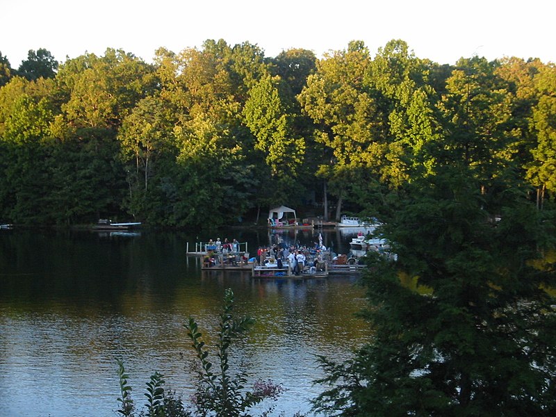 File:Lake Thoreau Summer 5 (26371380).jpg