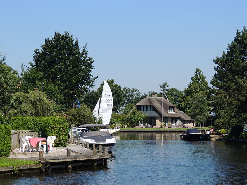 File:Landhuis aan het water in Broek.JPG