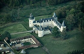 Le Gué-Péan castle, aerial view.jpg