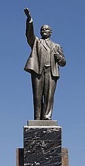 Lenin-Denkmal im Central Park Togliatti (beschnitten) .jpg