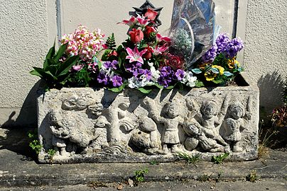 Lormont Sacophage Cemetery a.jpg