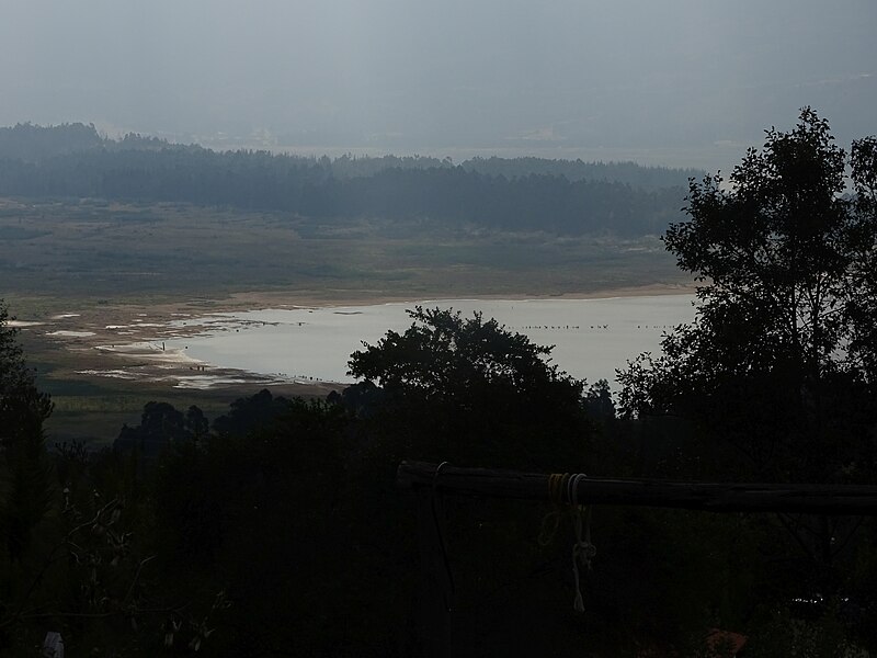 File:Lowstand of Tominé Reservoir seen from Guatavita.jpg