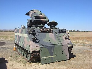 Véhicule TOW amélioré M-901 ITV - (Lancé par tube, à commande optique, filoguidé) - un véhicule blindé de transport de troupes M-113 avec lanceurs de missiles (7485560328).jpg