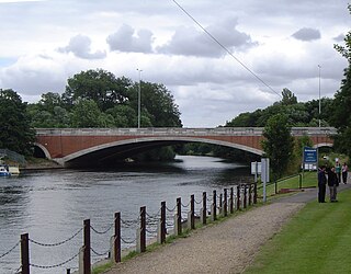<span class="mw-page-title-main">Runnymede Bridge</span> Bridge in Staines
