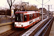 地下のトンネルへ向かうランプ（勾配区間）を走る路面電車（1981年撮影）