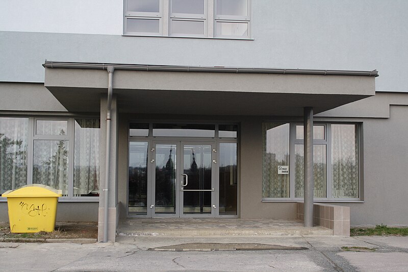 File:Main entrance of Elementary school Týnská in Třebíč, Třebíč District.jpg