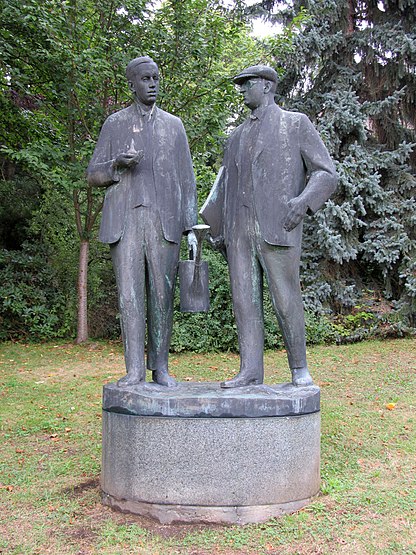 Monument for brødrene Josef og Karel Čapek, 1966-69 I byen Malé Svatoňovice (sv)