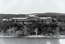 The first Manoir Richelieu in 1899. Note the absence of rails along the river at the time. Manoir Richelieu 1895.jpg