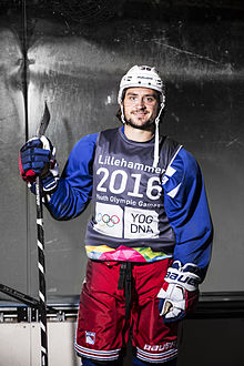 Portrait d'un homme habillé en tenue de hockeyeur