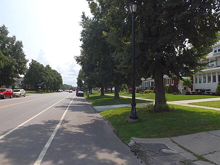 Designed by famous landscape architect Frederick Law Olmsted, the tree-lined McKinley Parkway cuts a lovely, verdant 2.3-mile (3.7-km) swath through South Buffalo.