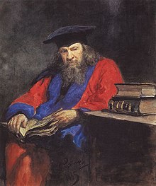 En gammel mand med et grå-hvidt skæg sidder ved et bord, og holder en gammel åben bog i skødet. Han har en rød-blå trøje og en kvardratisk hat på hovedet. Der er to gamle tykke bøger på bordet.