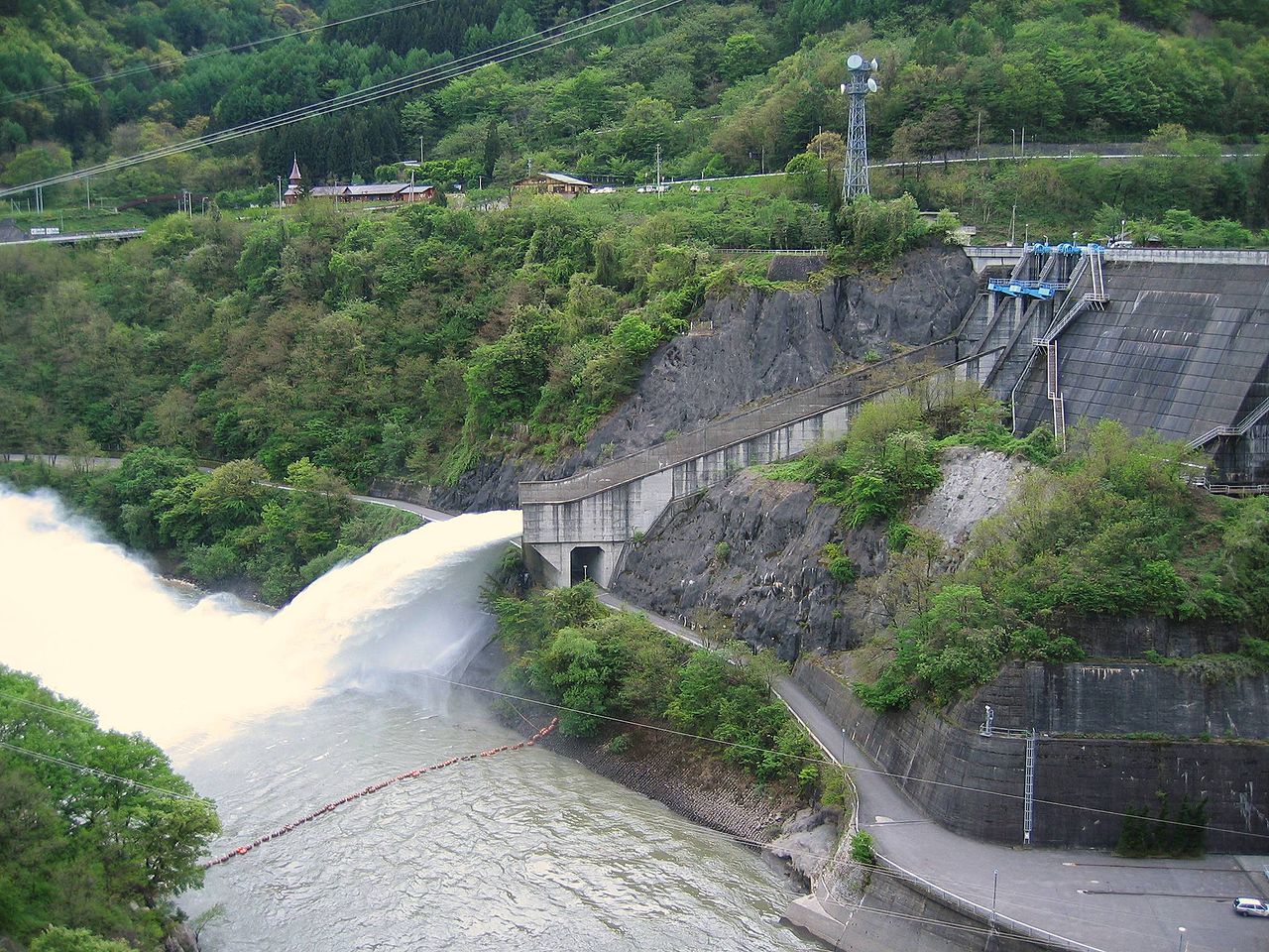 Barrage - Définition 1280px-Midono_Dam_discharge_20060520