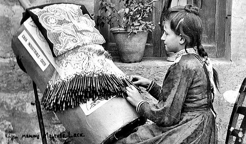 File:Mikiel Farrugia, Young lace-making student at Casa Industriale, Xagħra, Gozo, ca. 1895.jpg