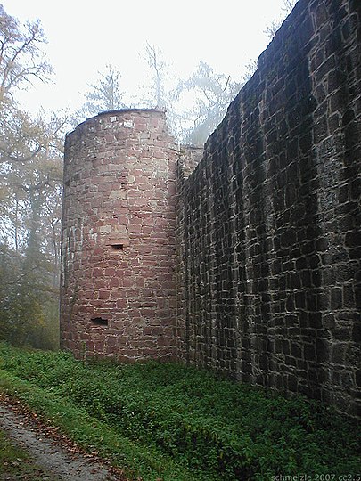 Halsgraben mit Zwingermauer und Geschützturm