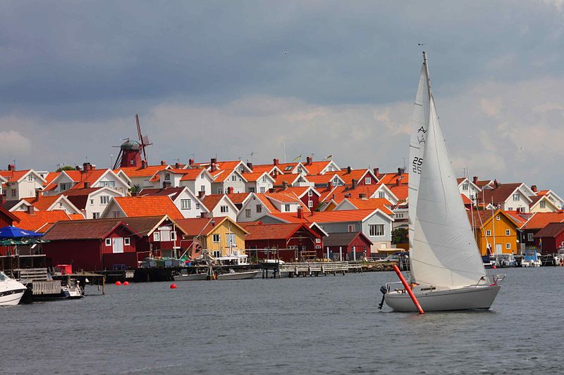 File:Mollösund mit Boot.JPG