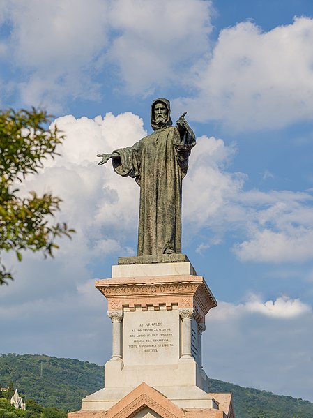 File:Monumento Arnaldo da Brescia lato ovest Brescia.JPG