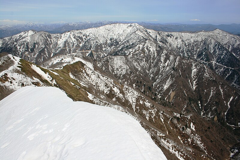 File:Mount Kaminarikura from Mount Hanabusa.jpg