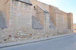 Mur et contreforts du côté est de la Grande Mosquée de Kairouan.jpg