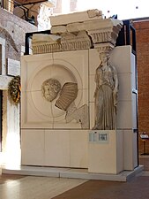 Museo dei Fori imperiali: ricomposizione dell'attico dei portici del Foro di Augusto al centro della Grande aula