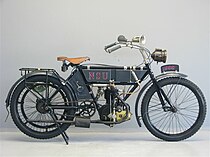 Deze (Australische) NSU 3½ pk (410 cc) eencilinder kop/zijklepper uit 1908 heeft al een gecommandeerde inlaatklep. Hier blijkt ook de reden voor de naamswijziging: "Neckarsulm" is voor een Australiër moeilijk uit te spreken