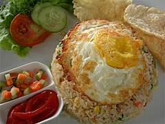 Nasi goreng, inasnang isda at itlog