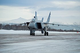 MiG-31BM iz.58 del regimiento de Monchegorsk rodando por la pista