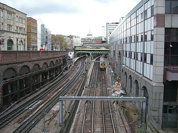 Trennstelle für den Übergang zwischen Oberleitung und Stromschiene am Bahnhof Farringdon auf den von Thameslink genutzten Widened Lines in London