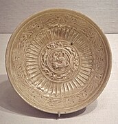 Plat en céramique à glaçure imitant de la vaisselle en métal sassanide et sogdienne, Chine, Zhou du Nord (557-581). Metropolitan Museum of Art.