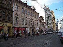 Palác je tvořen dvěma domy (druhý a třetí zleva)