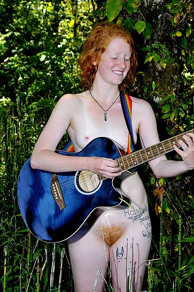 File:Nude women with red hair and blue guitar, 2013-10-03.jpg