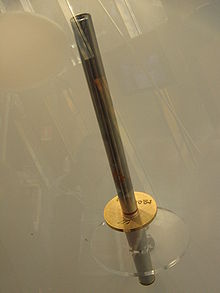 Une torche olympique exposée dans une vitrine.