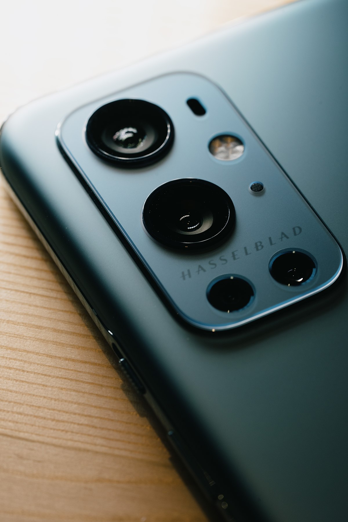 ファイル:OnePlus 9 Pro Camera Module with Hasselblad logo.jpg ...