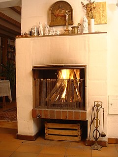 Fireplace device for firing solid fuels in residential buildings