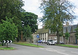 The Mercat Cross, in het midden tussen de twee straten