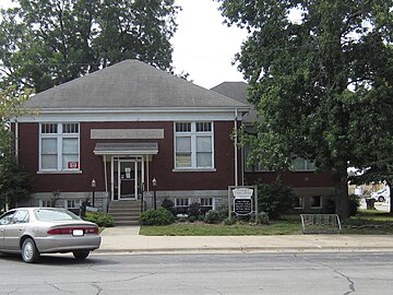 Fitxategi:Oswego,_KS_public_library_funded_by_Andrew_Carnegie..jpg