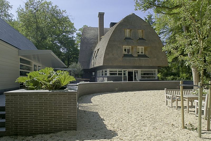 File:Overzicht van de achtergevel met links de nieuwe aanbouw, terras op de voorgrond - Beetsterzwaag - 20414523 - RCE.jpg