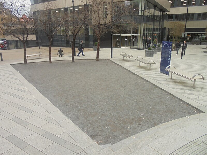 File:Pétanque terrain, Bond Court, Leeds (29th March 2018) 004.jpg