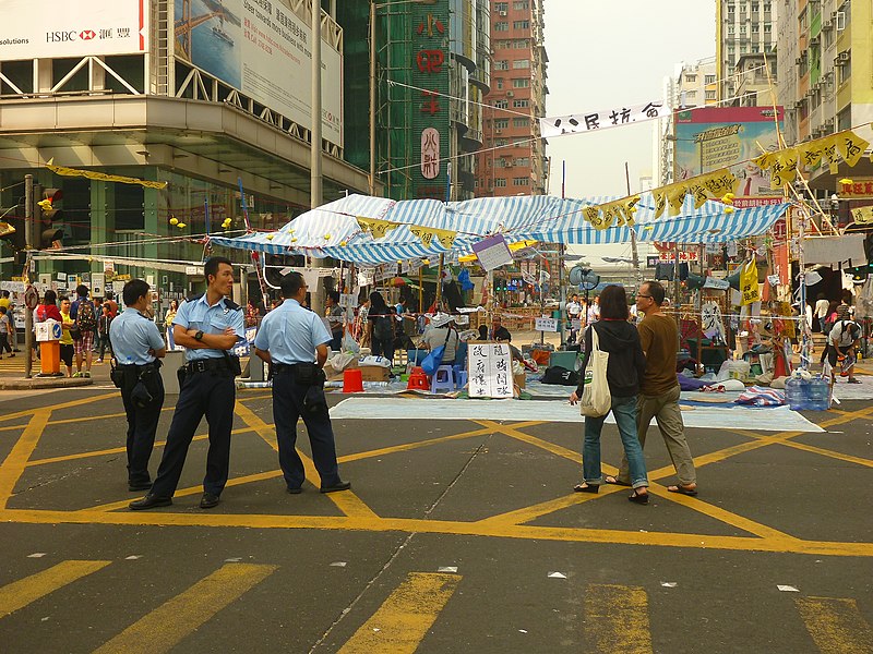 File:P1030219 protesters in MongKog, HONGKONG, 16-10-2014 (14928727234).jpg