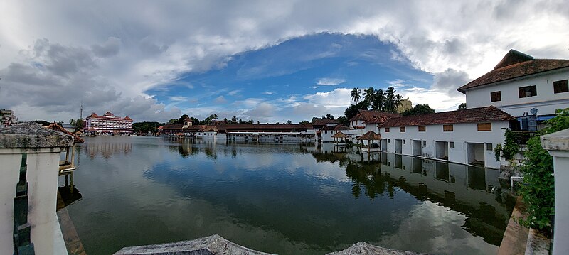 File:Padmanabhaswamy Temple temple tank panorama 02.jpg