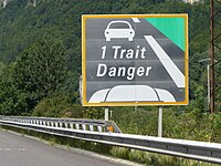 Utilizarea semnului SR2b pe o autostradă cu mențiunea (1 Trait Danger)