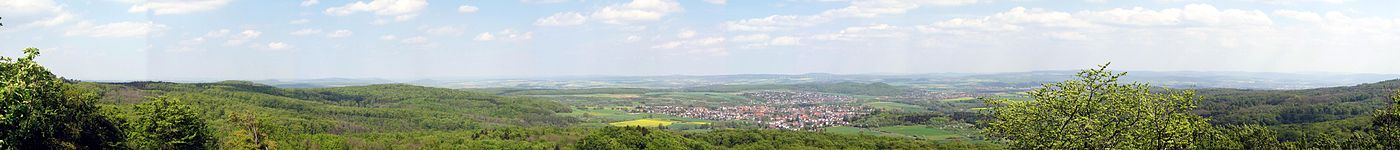 Hohlestein: Jarní pohled na severovýchod od obce Ahnatal. Reinhardswald leží v mlze, a proto ho nelze vidět.