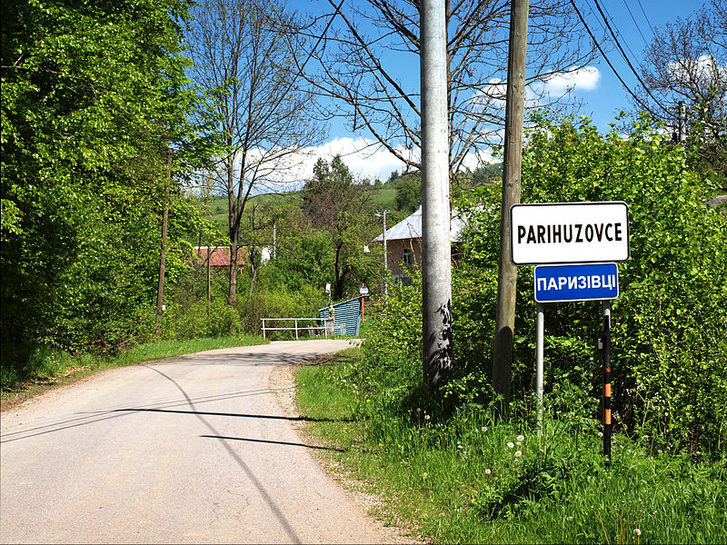 File:Parihuzovce entrée du village.jpg