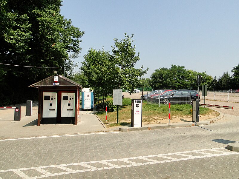 File:Parking, Kukułcza Street in Kraków.JPG