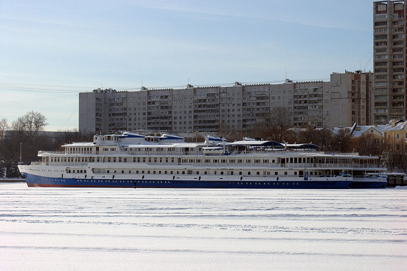 File:Petr Pervyy in Zakharkovo river station 27-jan-2012 01.jpg