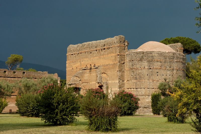 File:Philosophers Hall Villa Adriana.jpg