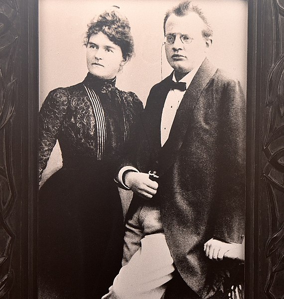 File:Photo - Max und Elsa Reger.jpg