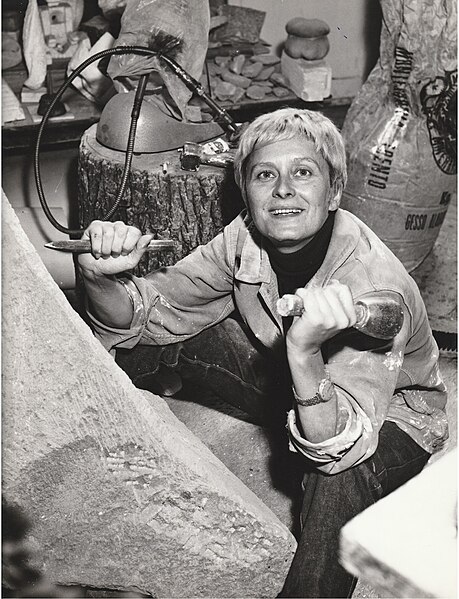 File:Photographie d’Alicia Moï Orban sculptant dans son atelier, vers 1966.jpg