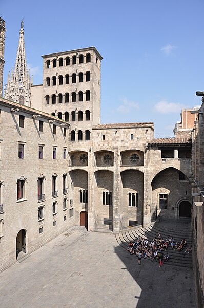 File:Plaça del Rei Barcelona2.JPG