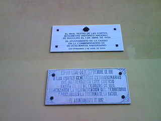 Español: Placas conmemorativas en la fachada del Real Teatro de las Cortes.